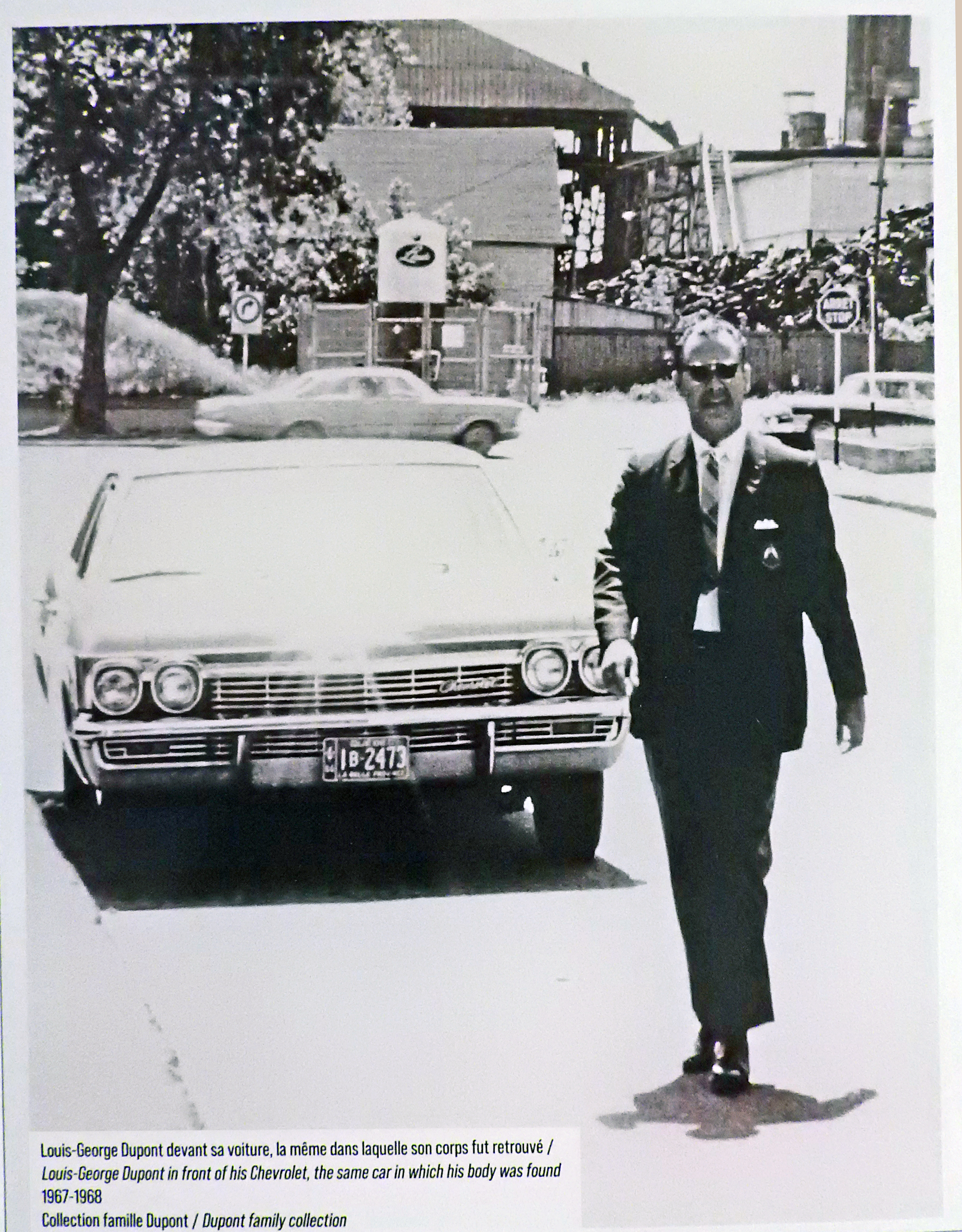 Louis-Georges Dupont posant devant sa voiture de service